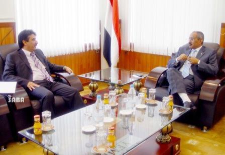 الأغبري لدى لقائه السفير الكويتي أمس